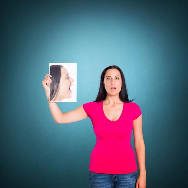 Kobieta na złożonym obrazie przedstawiającym jej zdjęcie