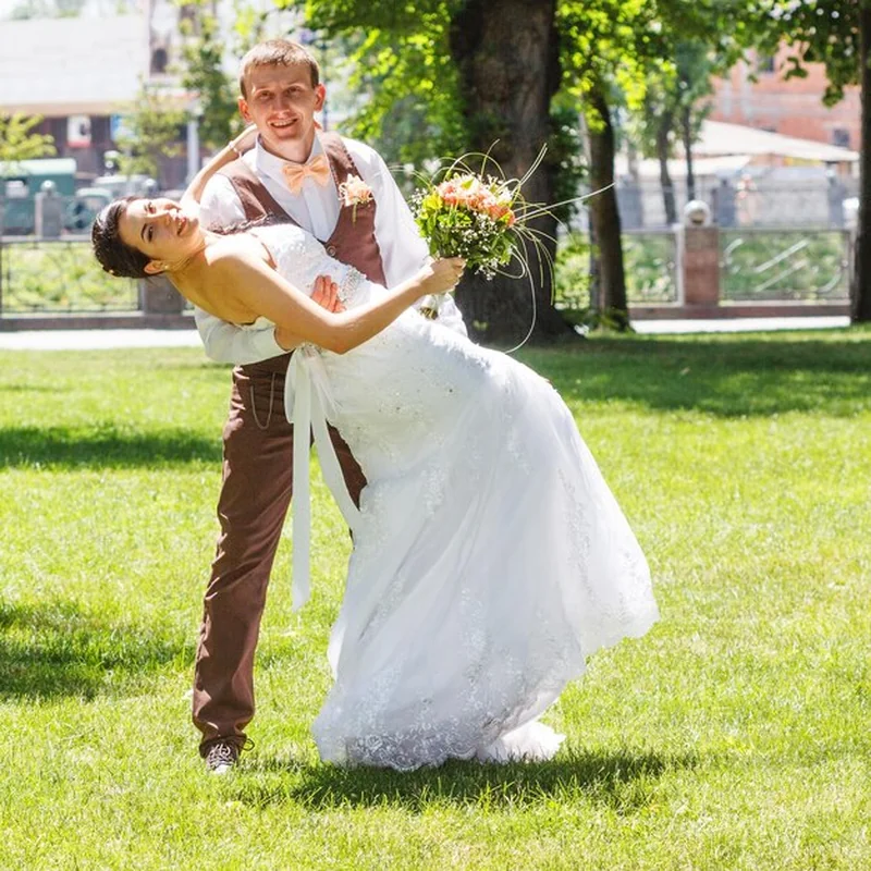 Sesja plenerowa ślubna: najlepsze pomysły na zdjęcia